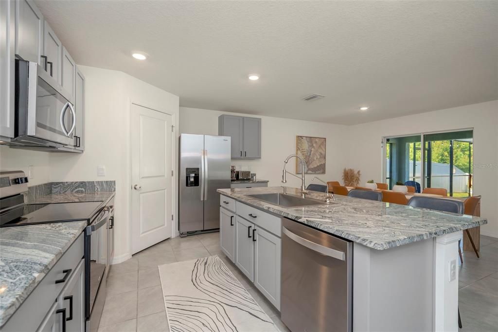 На продажу: $374,000 (4 спален, 2 ванн, 1846 Квадратных фут)