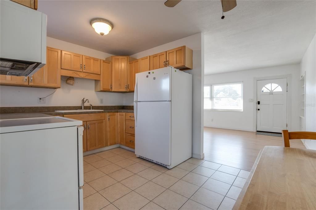 合同活跃: $278,000 (2 贝兹, 2 浴室, 792 平方英尺)