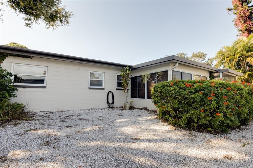 合同活跃: $278,000 (2 贝兹, 2 浴室, 792 平方英尺)