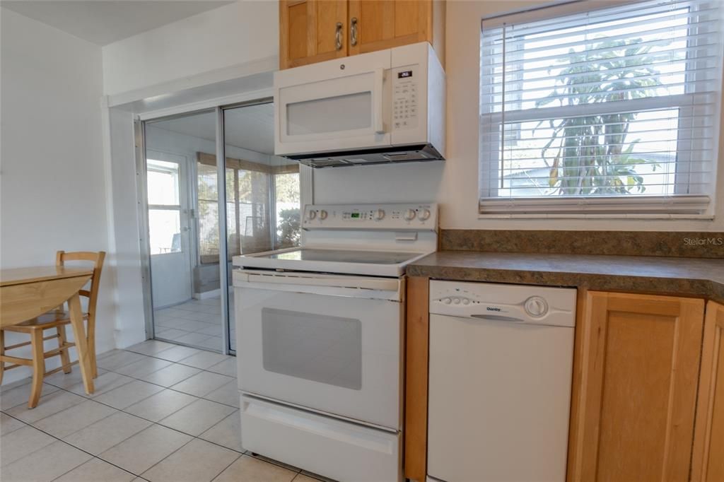 合同活跃: $278,000 (2 贝兹, 2 浴室, 792 平方英尺)