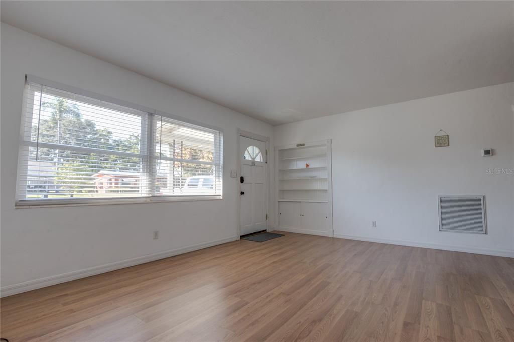 合同活跃: $278,000 (2 贝兹, 2 浴室, 792 平方英尺)