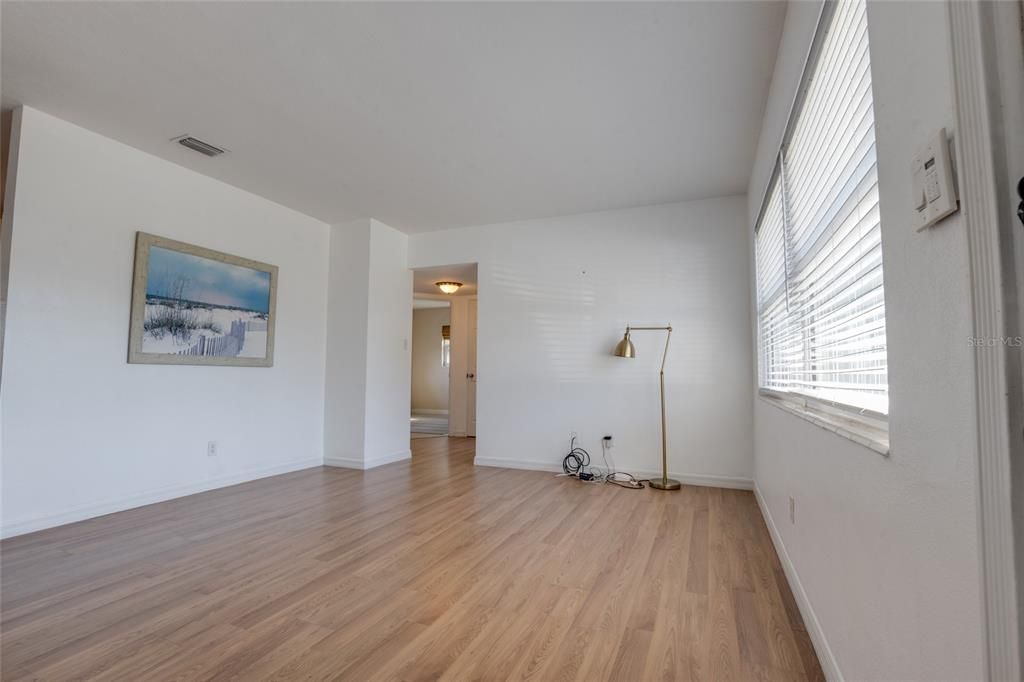 合同活跃: $278,000 (2 贝兹, 2 浴室, 792 平方英尺)