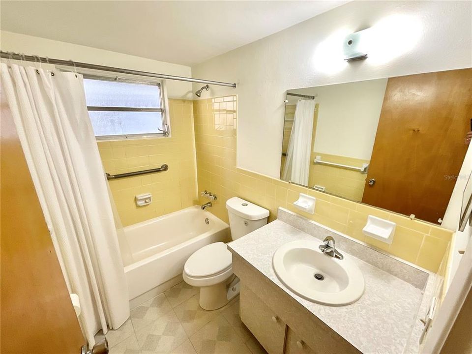 For Sale: $255,000 (2 beds, 1 baths, 824 Square Feet)