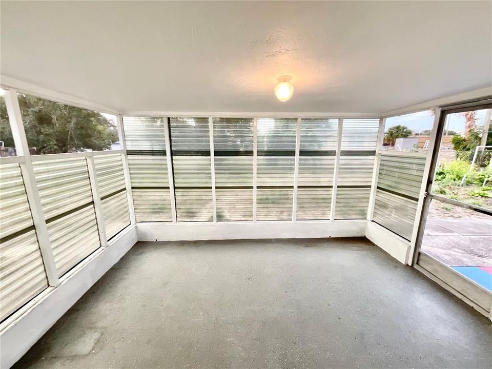 For Sale: $255,000 (2 beds, 1 baths, 824 Square Feet)