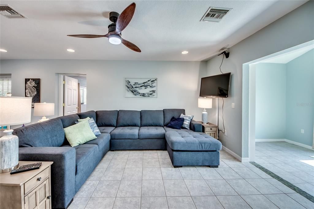 待售: $599,000 (2 贝兹, 2 浴室, 1340 平方英尺)