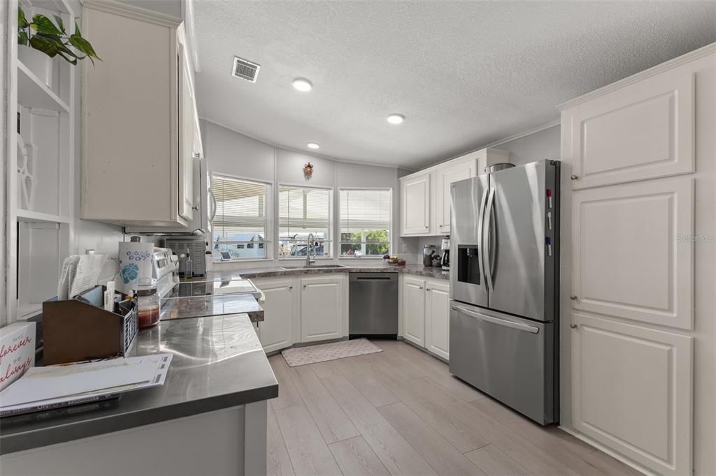 合同活跃: $229,000 (2 贝兹, 2 浴室, 1173 平方英尺)