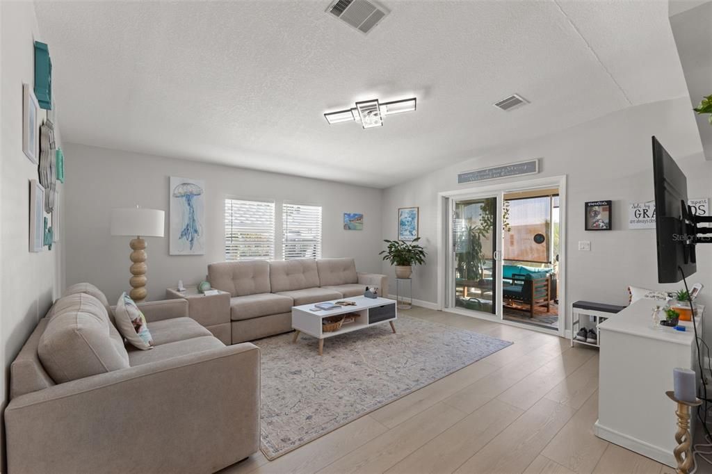 合同活跃: $229,000 (2 贝兹, 2 浴室, 1173 平方英尺)