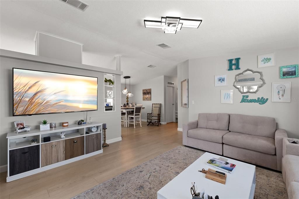 合同活跃: $229,000 (2 贝兹, 2 浴室, 1173 平方英尺)