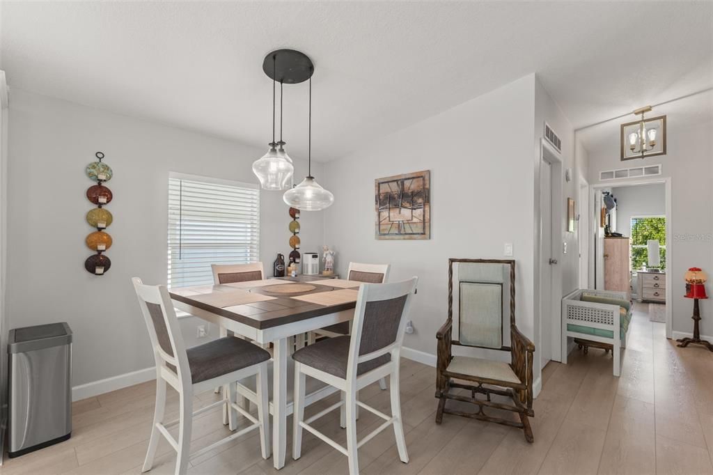 合同活跃: $229,000 (2 贝兹, 2 浴室, 1173 平方英尺)