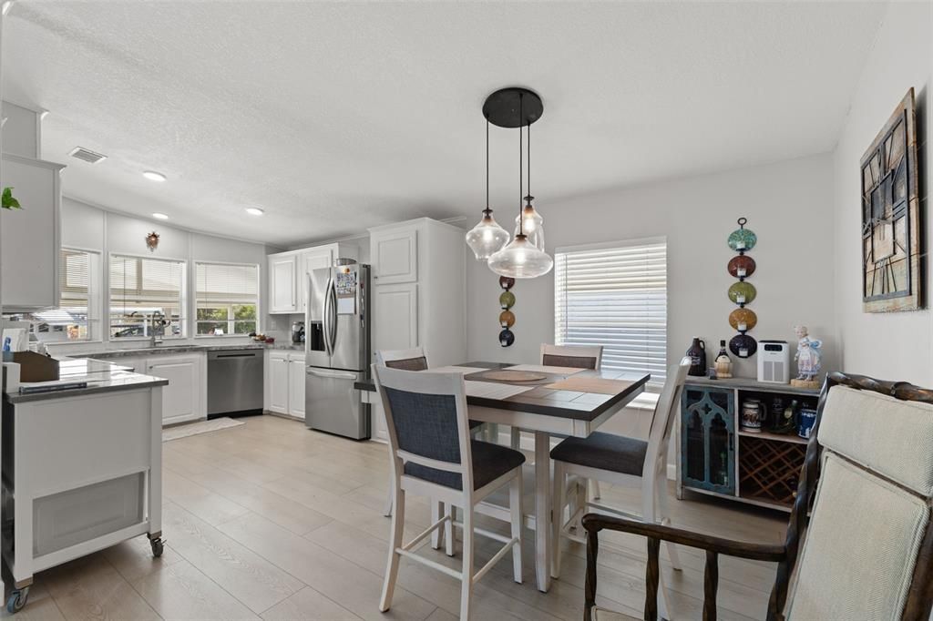 合同活跃: $229,000 (2 贝兹, 2 浴室, 1173 平方英尺)