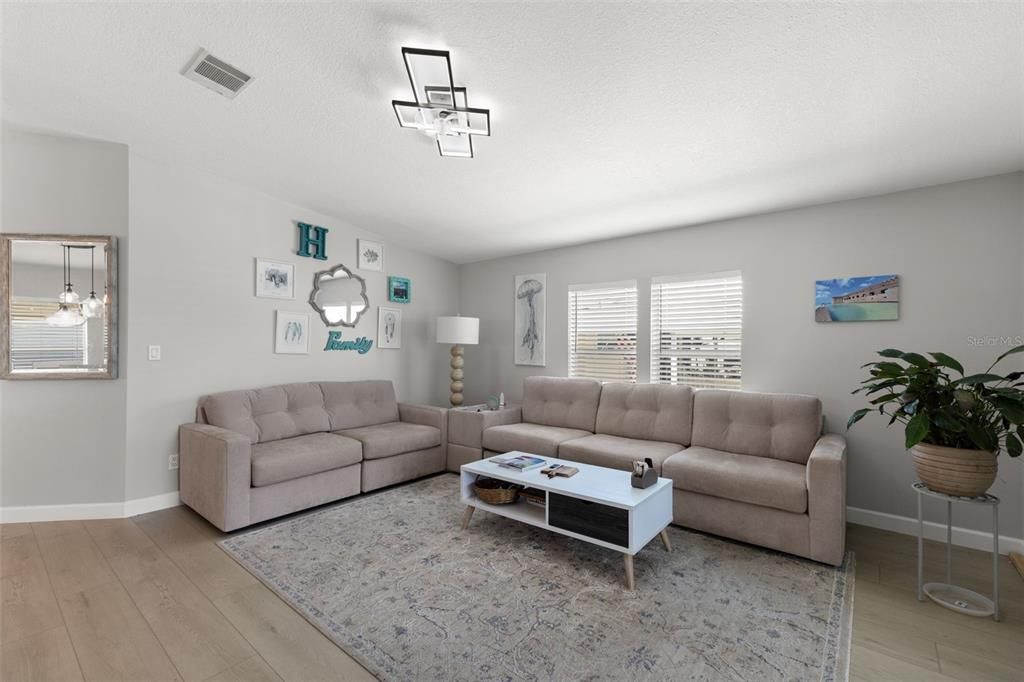 合同活跃: $229,000 (2 贝兹, 2 浴室, 1173 平方英尺)