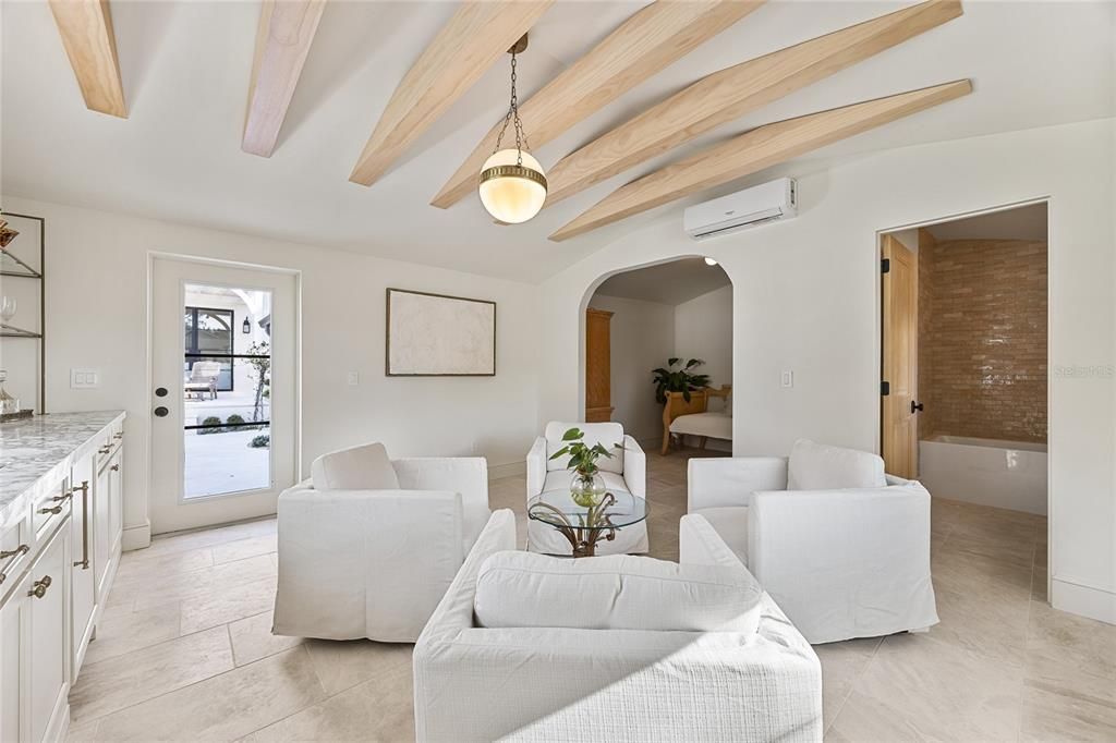 Под контрактом: $1,950,000 (5 спален, 3 ванн, 3741 Квадратных фут)