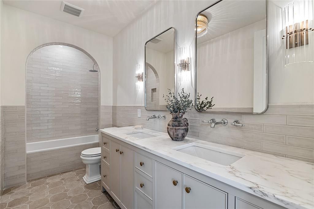 Под контрактом: $1,950,000 (5 спален, 3 ванн, 3741 Квадратных фут)