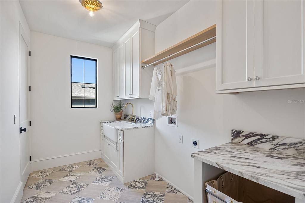 Под контрактом: $1,950,000 (5 спален, 3 ванн, 3741 Квадратных фут)