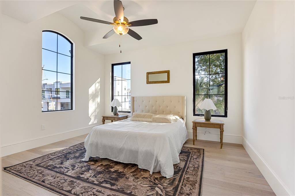 Под контрактом: $1,950,000 (5 спален, 3 ванн, 3741 Квадратных фут)