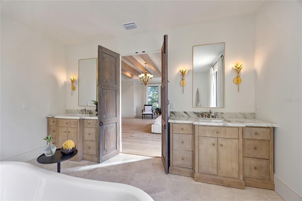 Под контрактом: $1,950,000 (5 спален, 3 ванн, 3741 Квадратных фут)