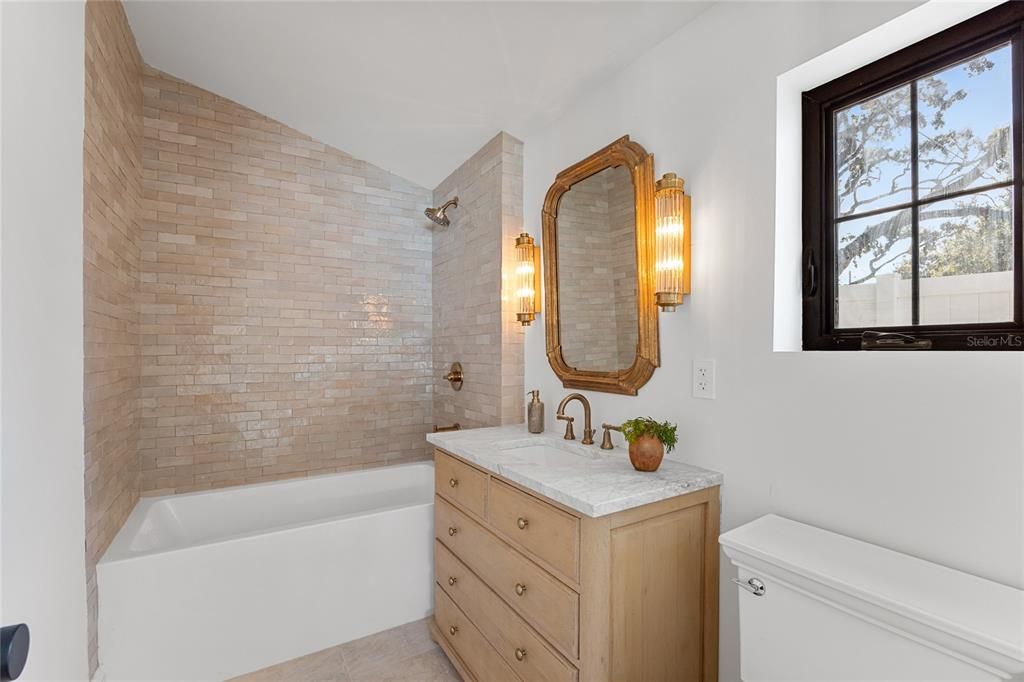 Под контрактом: $1,950,000 (5 спален, 3 ванн, 3741 Квадратных фут)