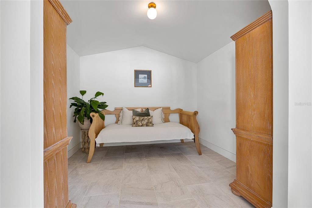 Под контрактом: $1,950,000 (5 спален, 3 ванн, 3741 Квадратных фут)