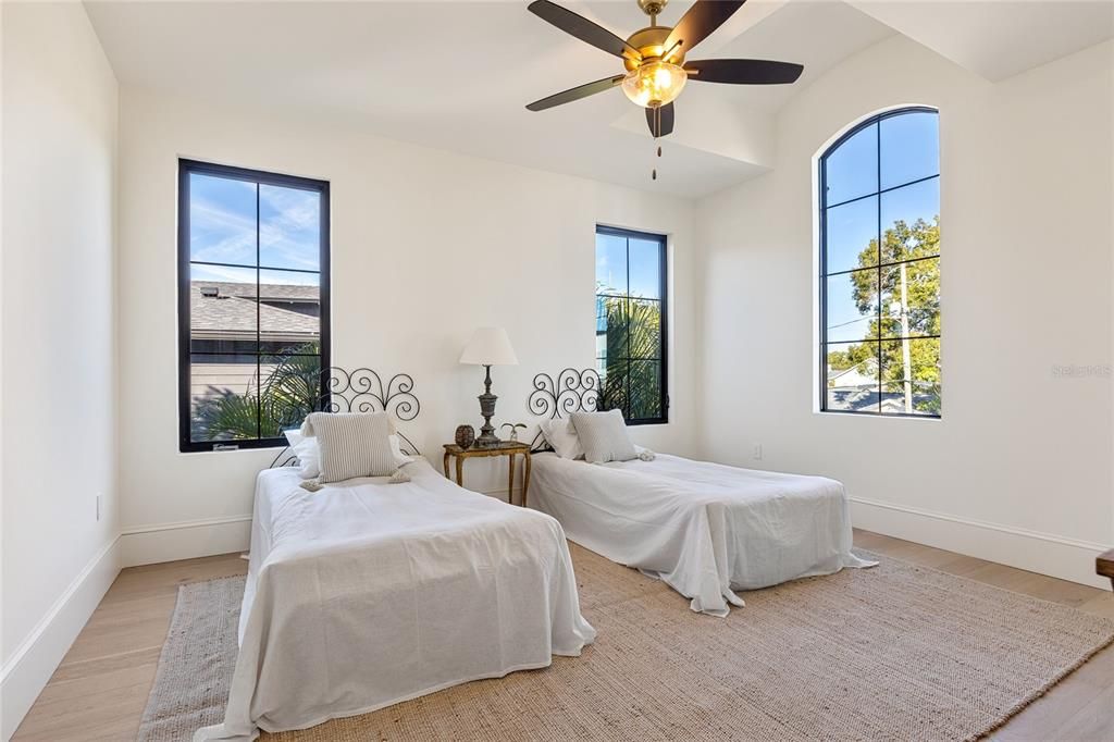 Под контрактом: $1,950,000 (5 спален, 3 ванн, 3741 Квадратных фут)