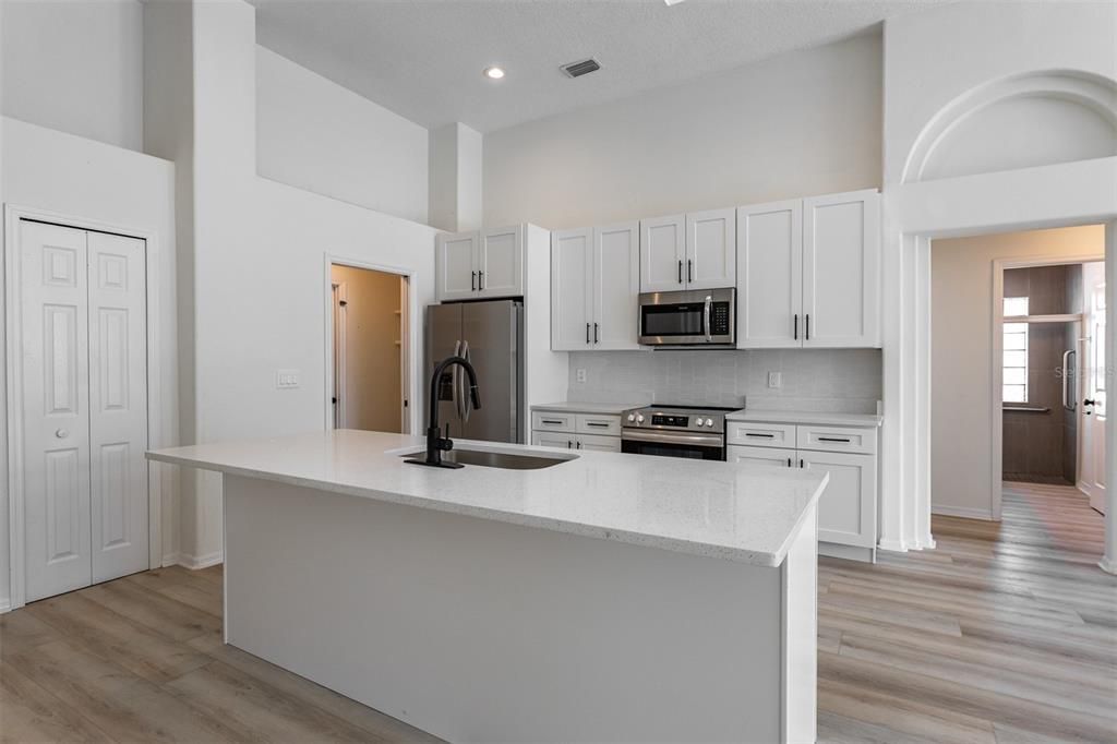 En Venta: $550,000 (4 camas, 2 baños, 2182 Pies cuadrados)