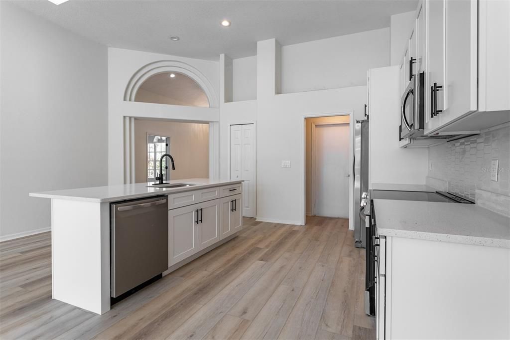 En Venta: $550,000 (4 camas, 2 baños, 2182 Pies cuadrados)