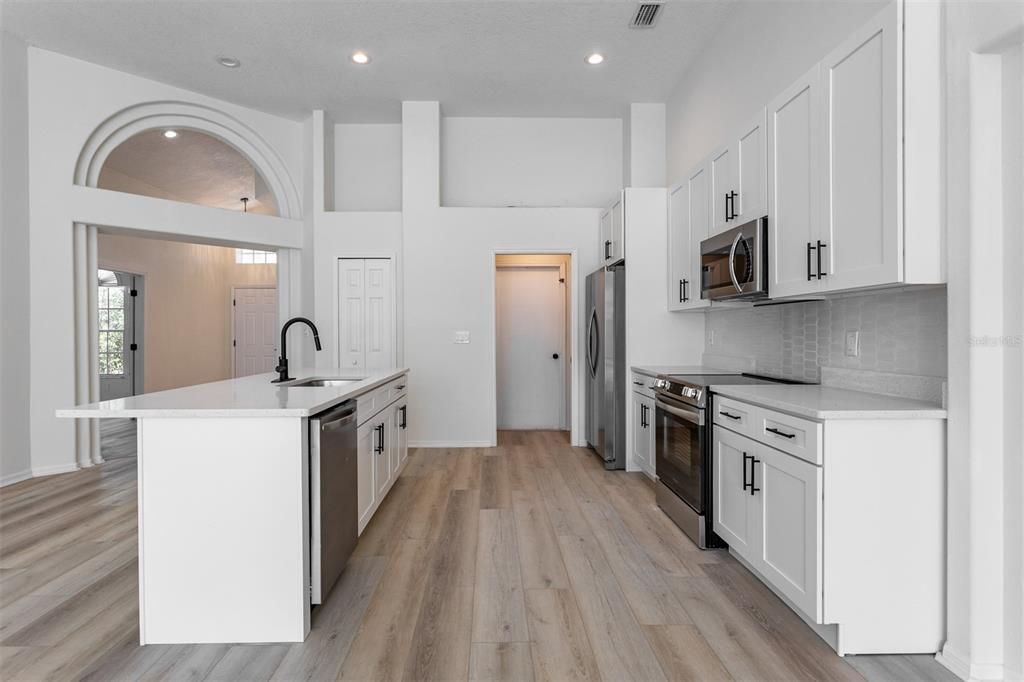 En Venta: $550,000 (4 camas, 2 baños, 2182 Pies cuadrados)