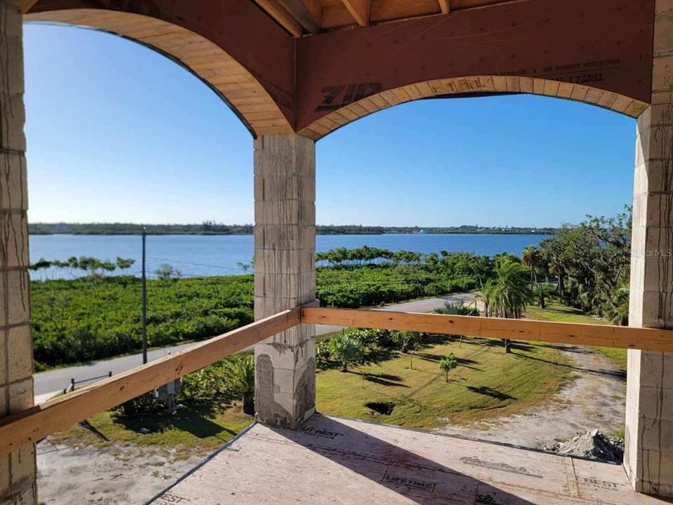 待售: $1,500,000 (2.39 acres)