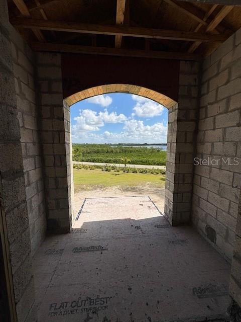 待售: $1,500,000 (2.39 acres)