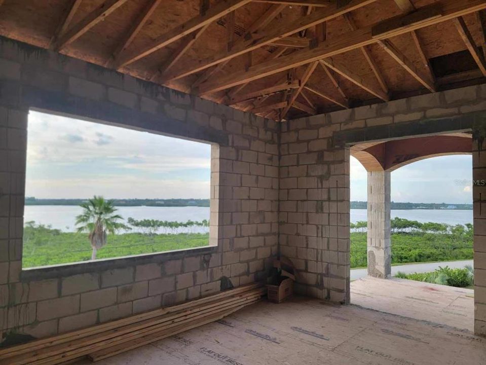 待售: $1,500,000 (2.39 acres)