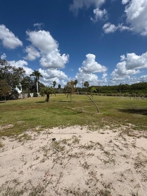 待售: $1,500,000 (2.39 acres)