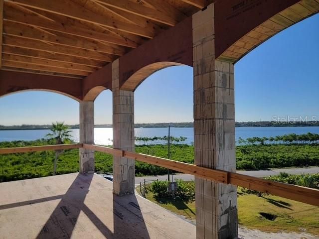 待售: $1,500,000 (2.39 acres)