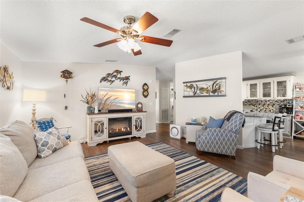 待售: $289,000 (2 贝兹, 2 浴室, 1366 平方英尺)