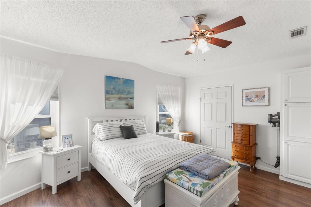 待售: $289,000 (2 贝兹, 2 浴室, 1366 平方英尺)