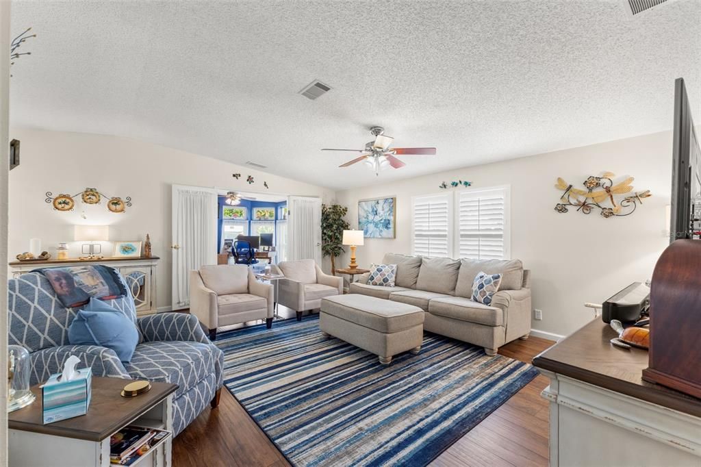 待售: $289,000 (2 贝兹, 2 浴室, 1366 平方英尺)