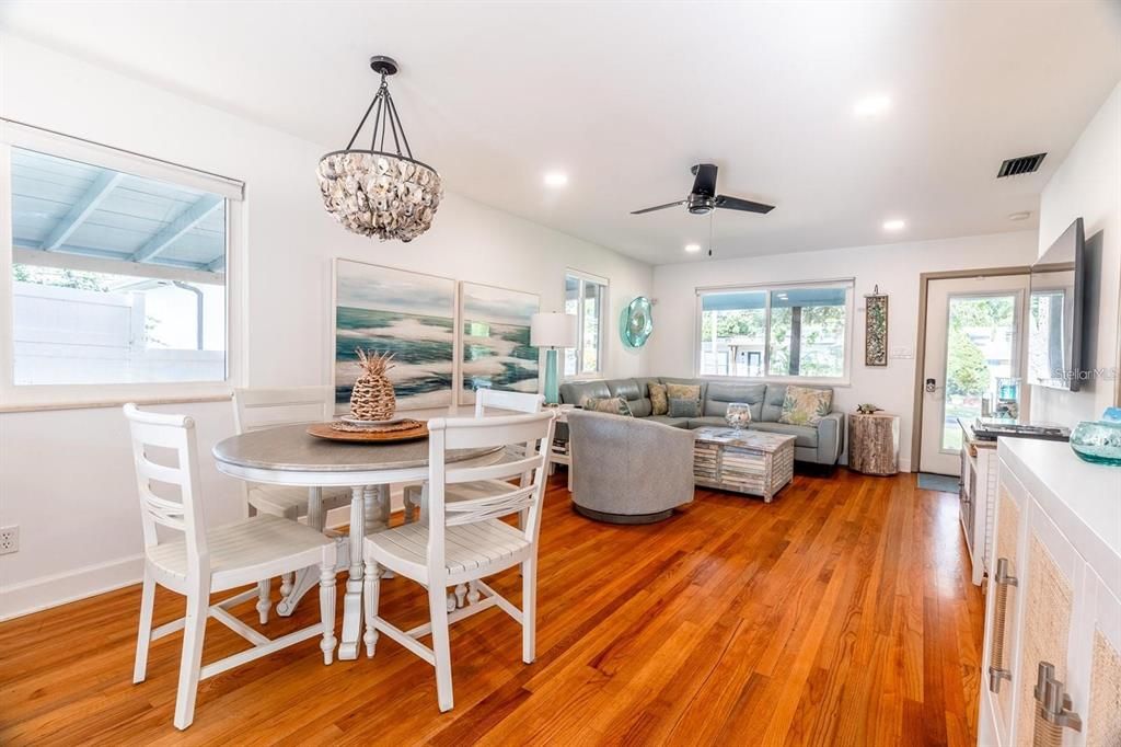 На продажу: $647,400 (2 спален, 2 ванн, 950 Квадратных фут)