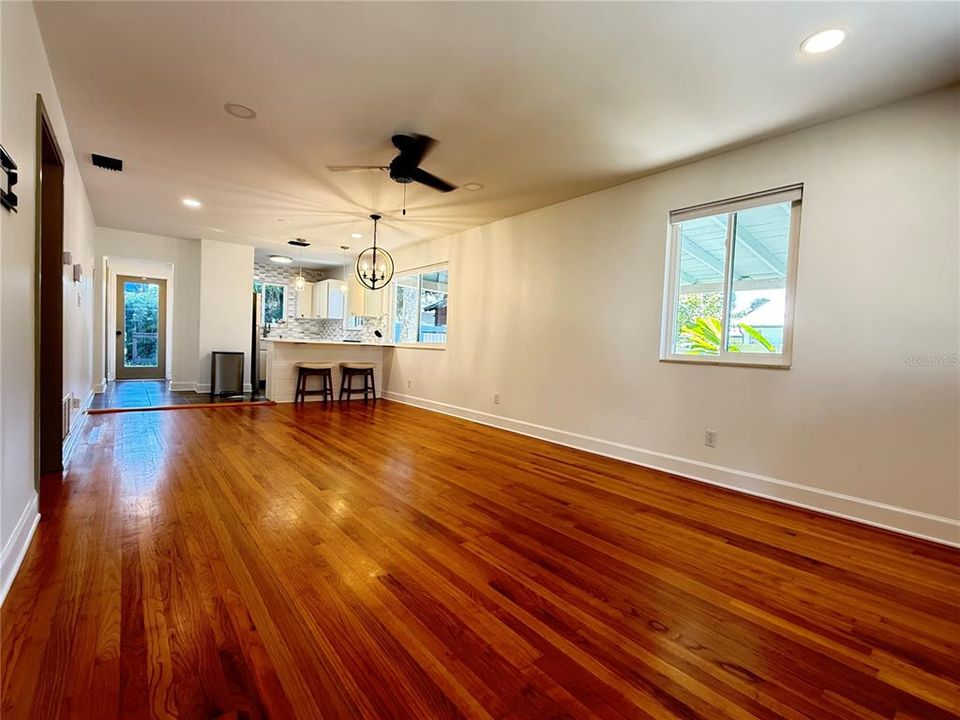 На продажу: $647,400 (2 спален, 2 ванн, 950 Квадратных фут)