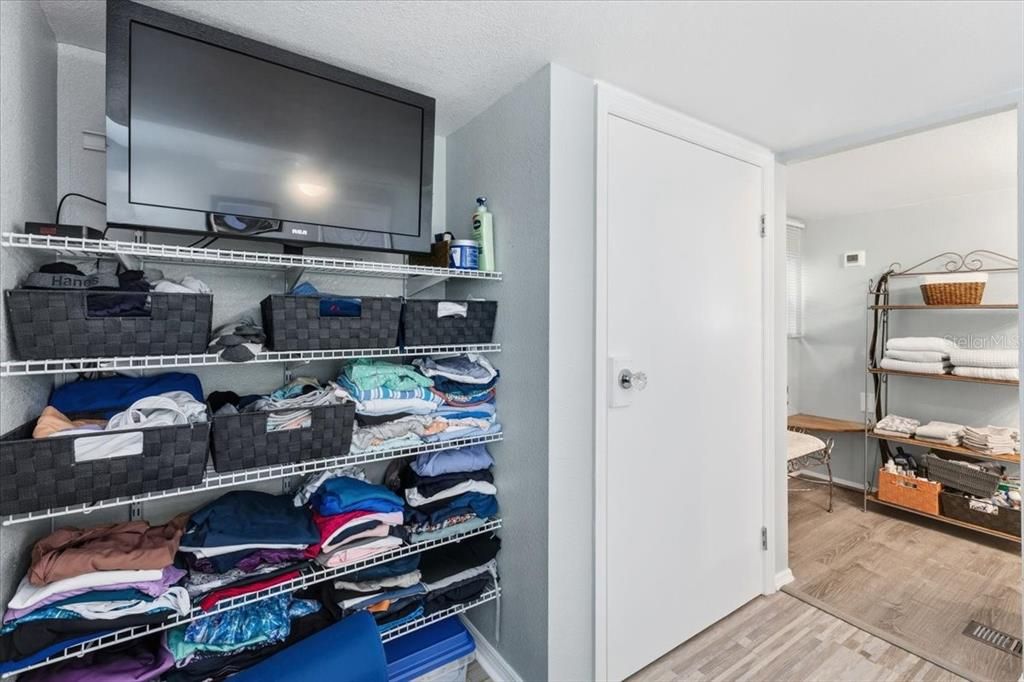 待售: $159,900 (1 贝兹, 1 浴室, 428 平方英尺)