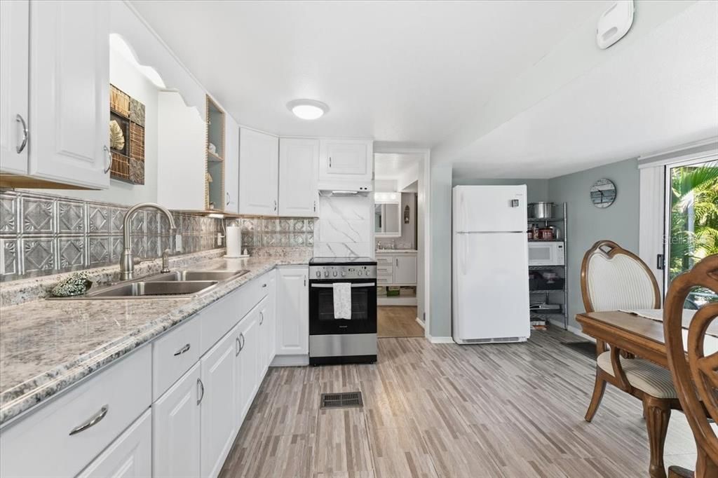 待售: $159,900 (1 贝兹, 1 浴室, 428 平方英尺)