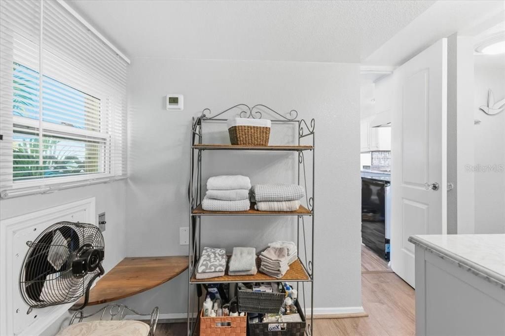 待售: $159,900 (1 贝兹, 1 浴室, 428 平方英尺)