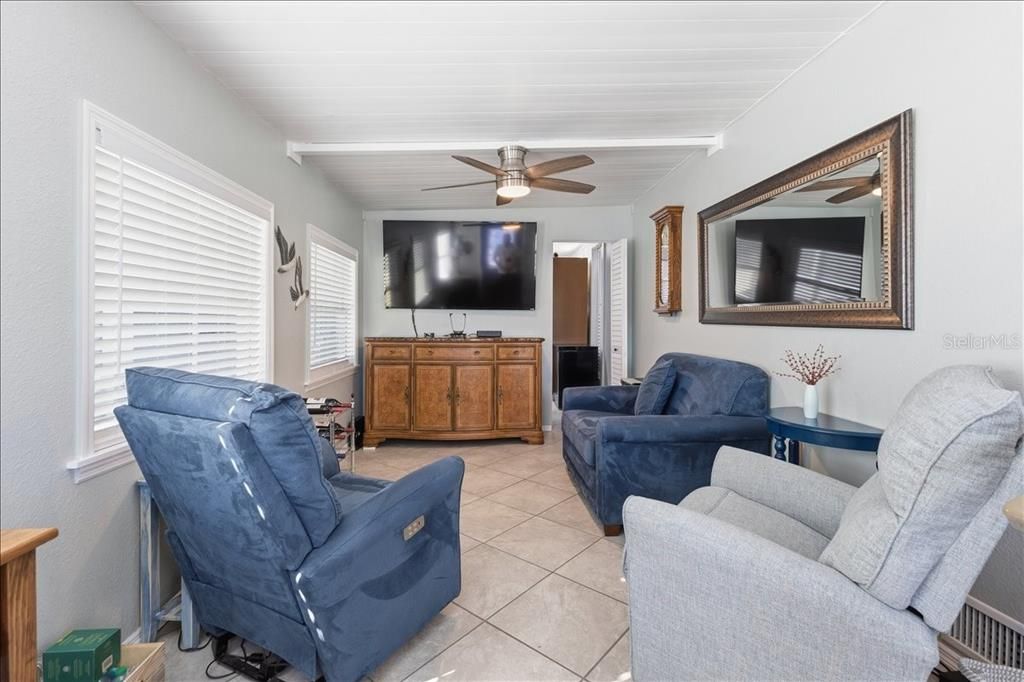 待售: $159,900 (1 贝兹, 1 浴室, 428 平方英尺)