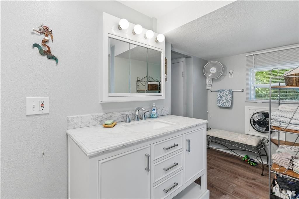 待售: $159,900 (1 贝兹, 1 浴室, 428 平方英尺)