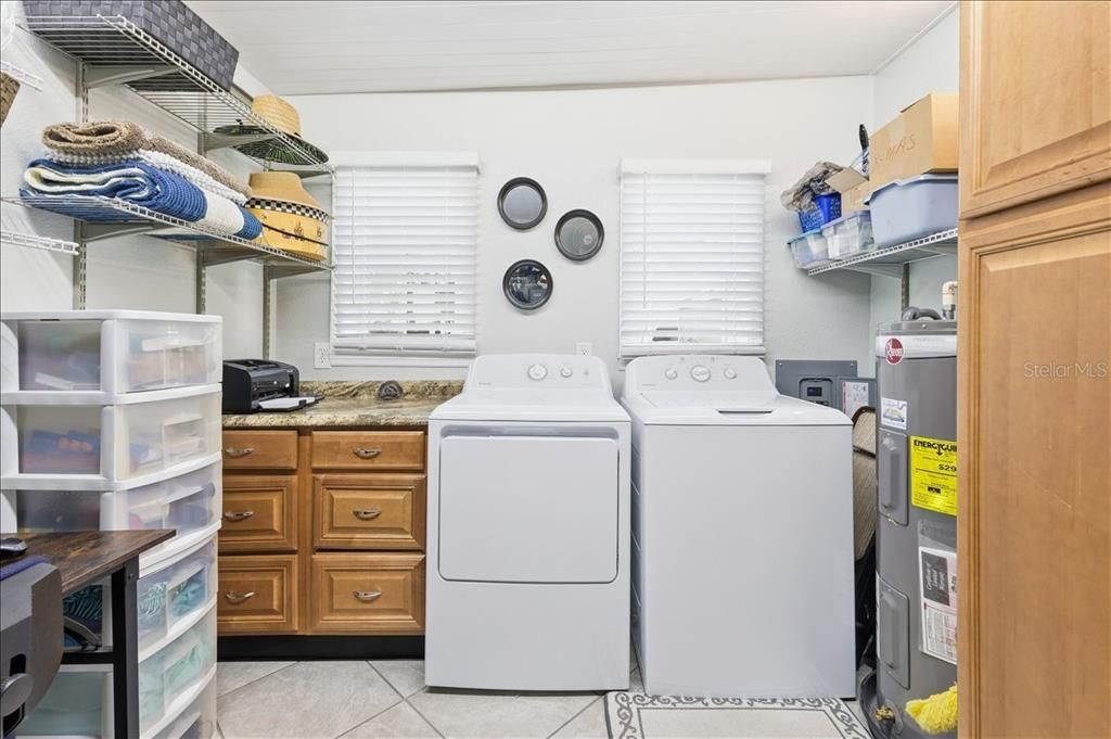 待售: $159,900 (1 贝兹, 1 浴室, 428 平方英尺)