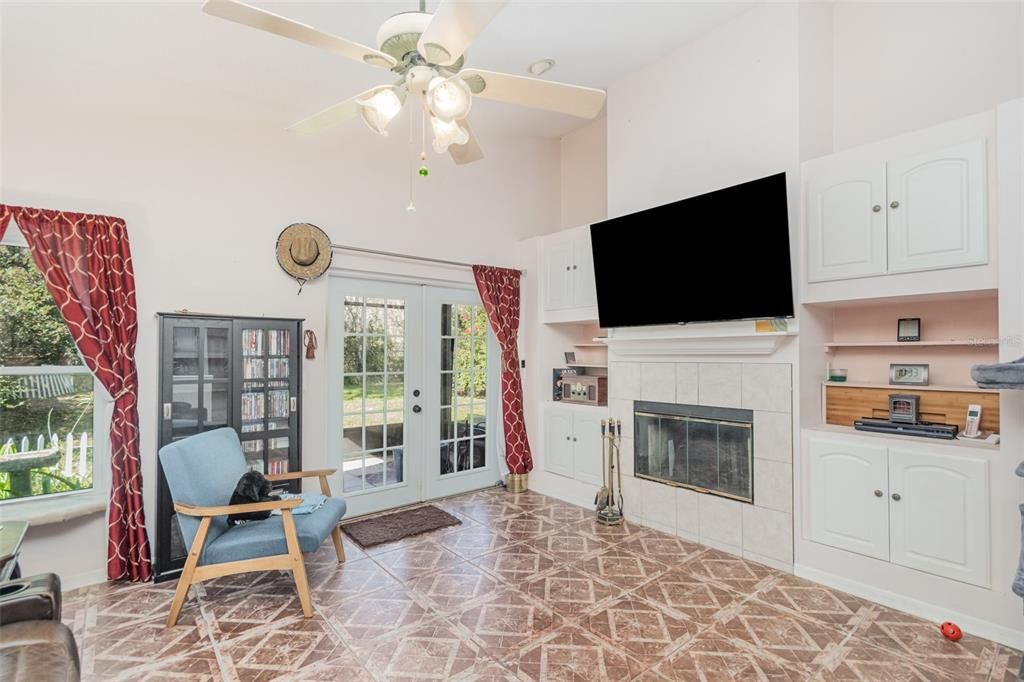 For Sale: $459,999 (3 beds, 2 baths, 1939 Square Feet)