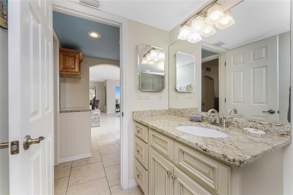 待售: $549,000 (2 贝兹, 2 浴室, 1237 平方英尺)