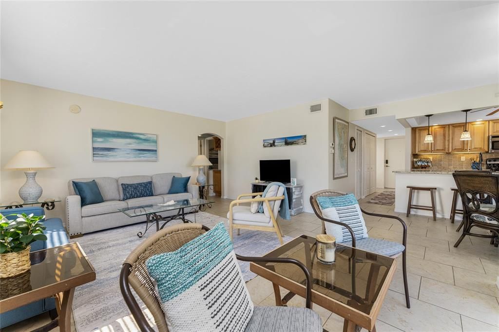 待售: $549,000 (2 贝兹, 2 浴室, 1237 平方英尺)