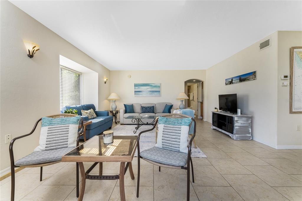 待售: $549,000 (2 贝兹, 2 浴室, 1237 平方英尺)