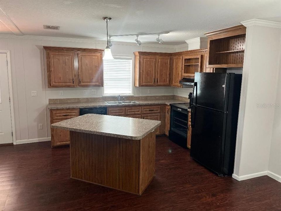 For Rent: $2,300 (3 beds, 2 baths, 1296 Square Feet)