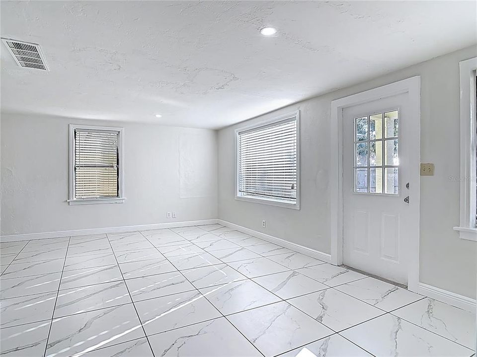 En Venta: $289,500 (4 camas, 3 baños, 1582 Pies cuadrados)