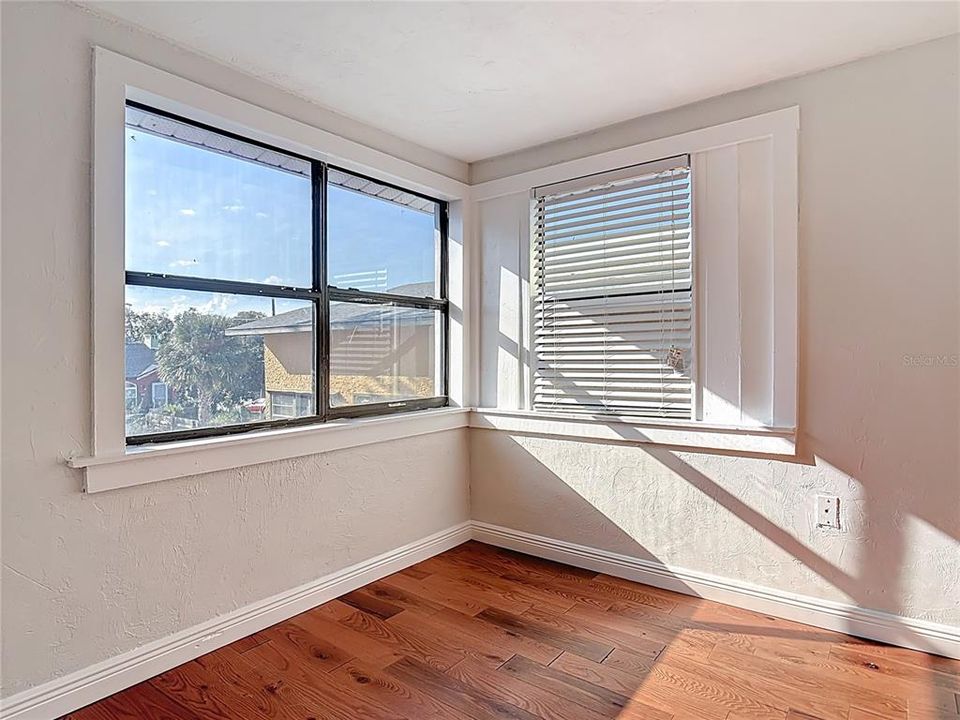 En Venta: $289,500 (4 camas, 3 baños, 1582 Pies cuadrados)