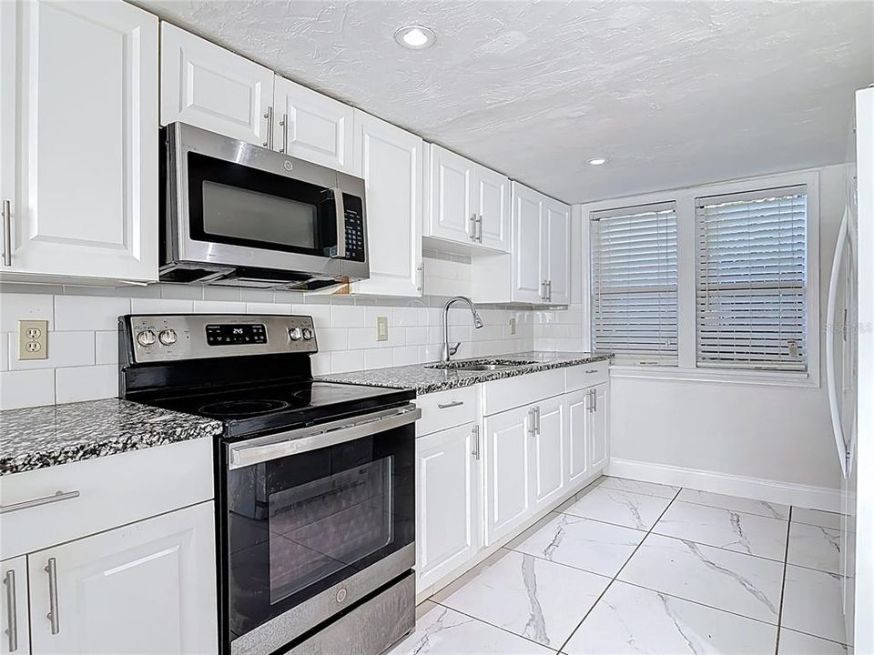 En Venta: $289,500 (4 camas, 3 baños, 1582 Pies cuadrados)